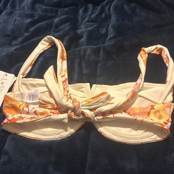 NWT L*Space Camelia bikini top in “what in carnation” print - Picture 7 of 13